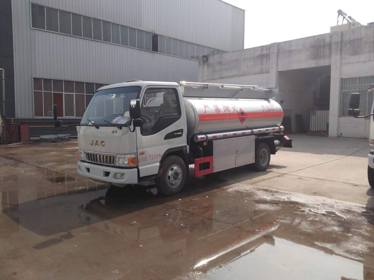 江淮5方易燃液體罐式運輸車 安全與效率的完美結合